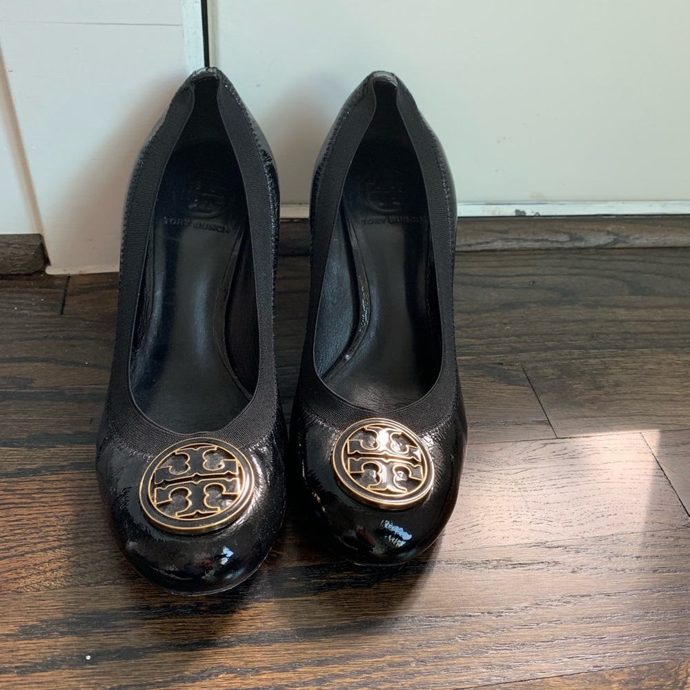 Tory Burch logo pump
